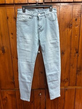 **Never Worn** Women's High Waisted Light Wash Blue Jeans - Classic Straight Fit